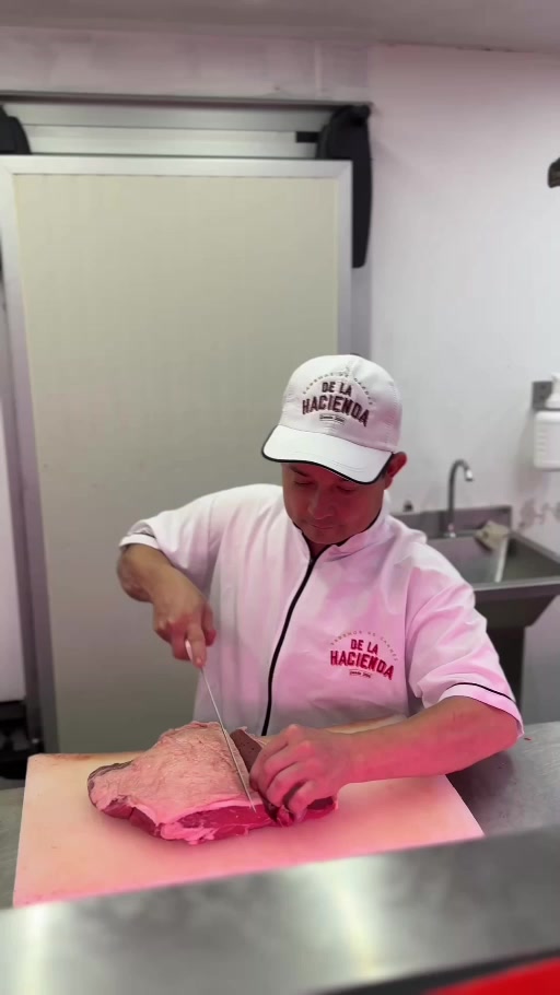 Carnicero preparando un corte